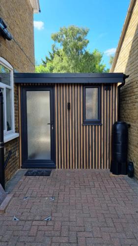 Bobbing Apartment | Self-contained annex, with parking.