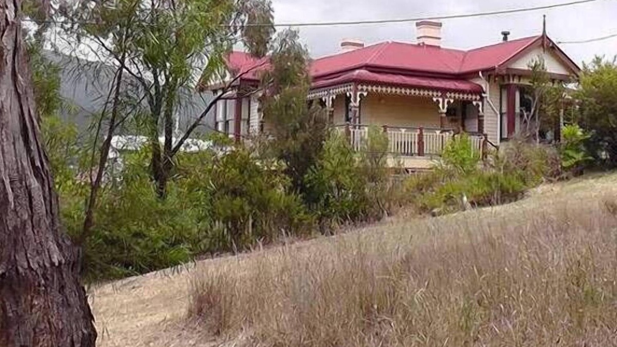 Glebe Apartment | Self-contained apartment adjacent to bushland reserve close to Hobart city