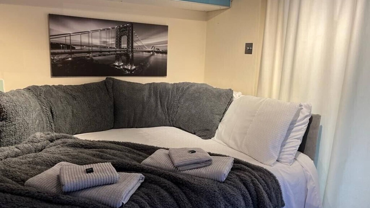 Cambridge House | Self-contained studio annex - loft bed for 8-16yrs