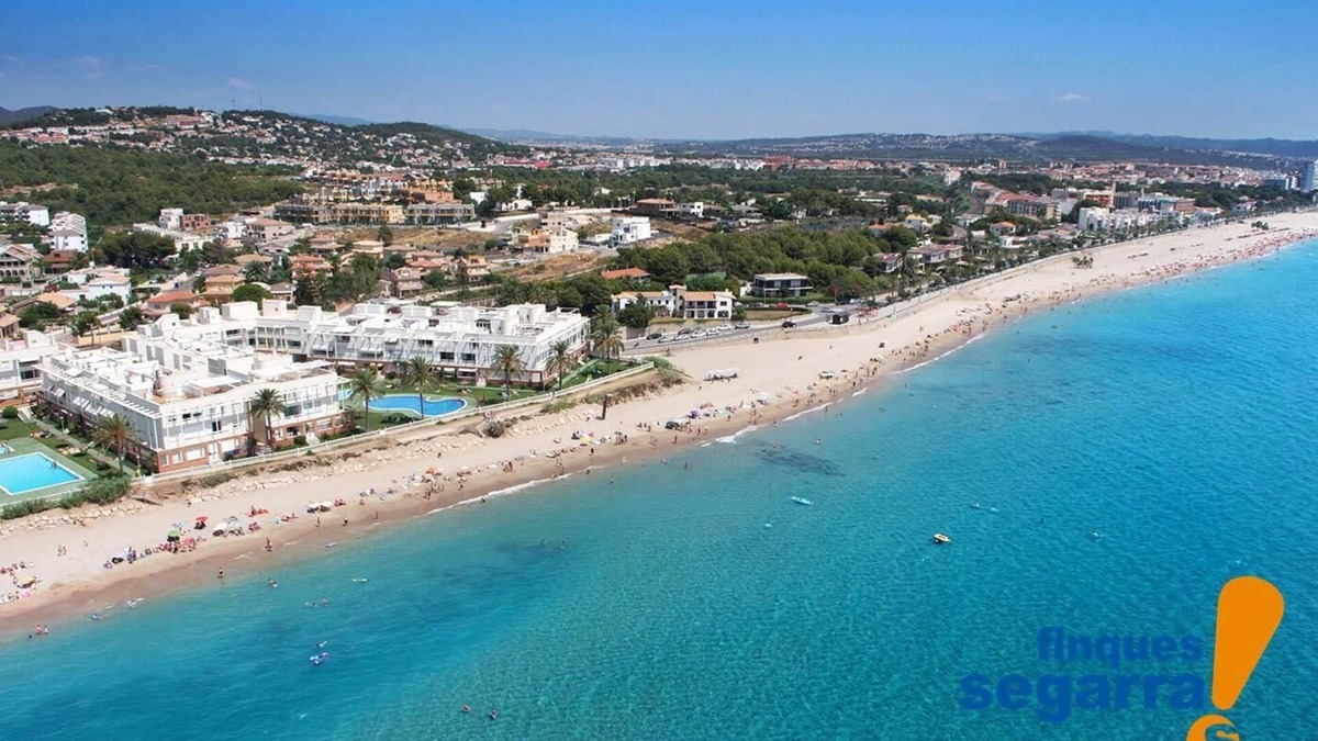 Comarruga House | Semi-detached house with barbecue and communal area with swimming pool, 500m from the beach.