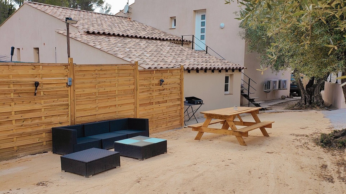 Le Beausset Apartment | Semi-detached house on 2 levels, 85m², quiet location with garden and air-conditioning. Sleeps 6.