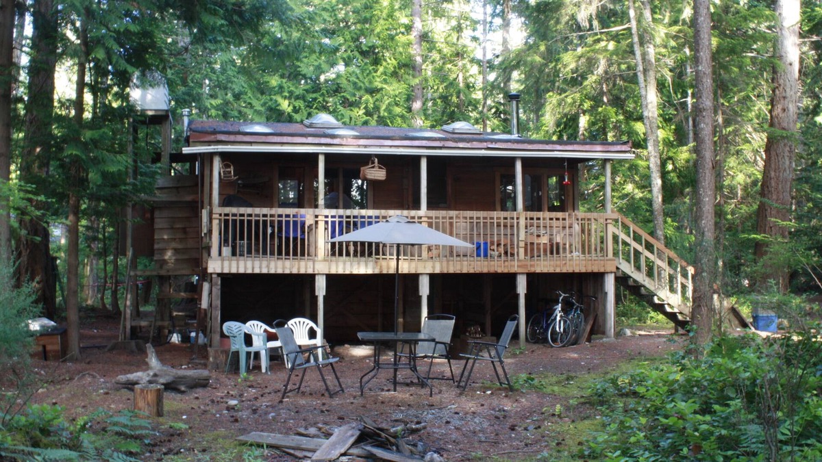 Savary Island Cabin | Semi-Waterfront: 2 minutes walking distance to a beautiful sandy beach!