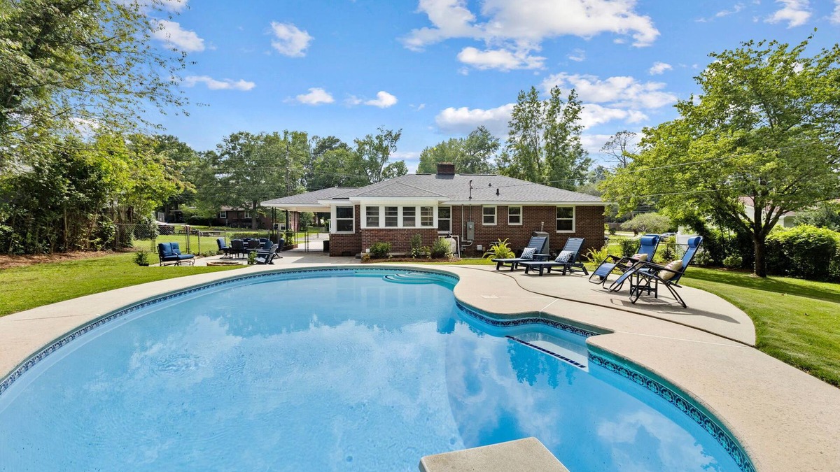 Columbia House | Seminole Stroll - Cozy 3 BR w/Pool near USC & Zoo