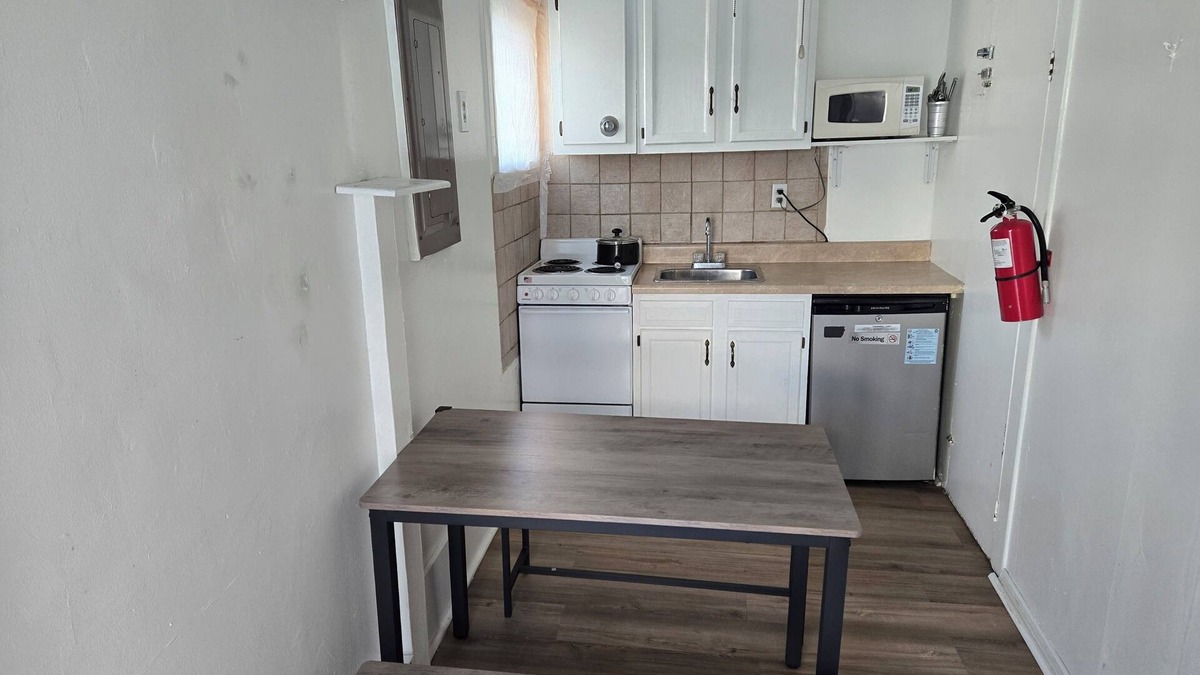 Wildwood Hotel | SeniorWeek, Soccer Team,Dance Team Hot Spot! 18 to rent Sleeps 30!