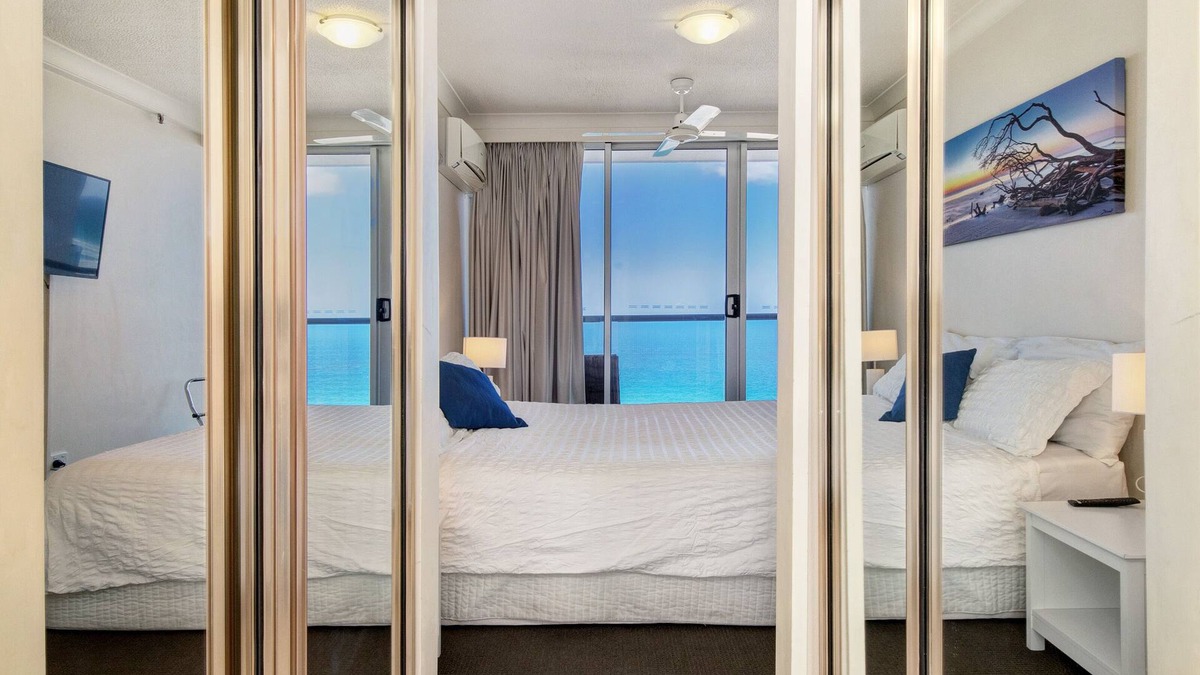 Surfers Paradise Apartment | Sensational Beach & Ocean views. Free fast Wifi. Best Location