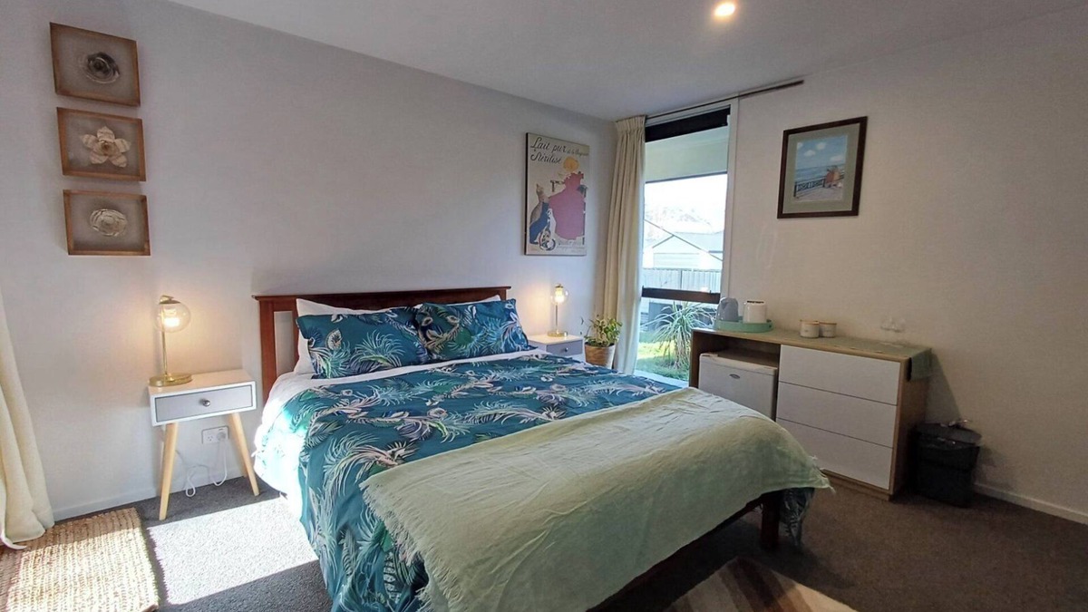 Lowburn House | Separate access bedroom + ensuite in Pisa Moorings 300m from lake/Dunstan Trail