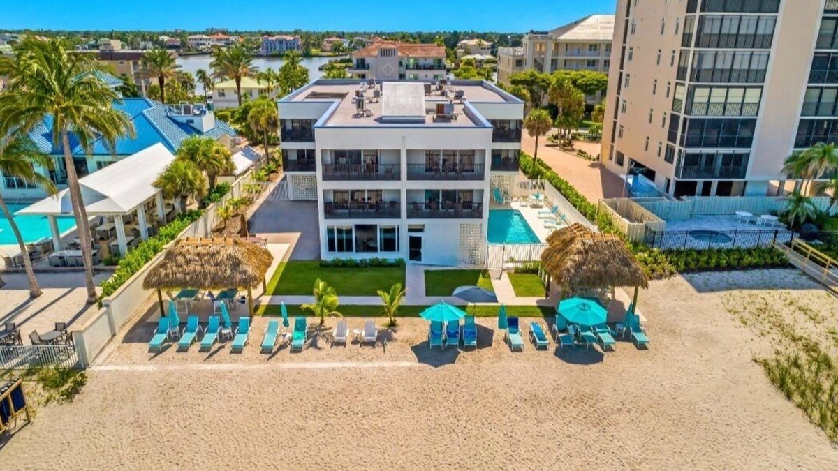 Vanderbilt Beach Condo | Sept 27-Oct4 ONLY. Vanderbilt Beach Naples FL. Walk to The Turtle Club.