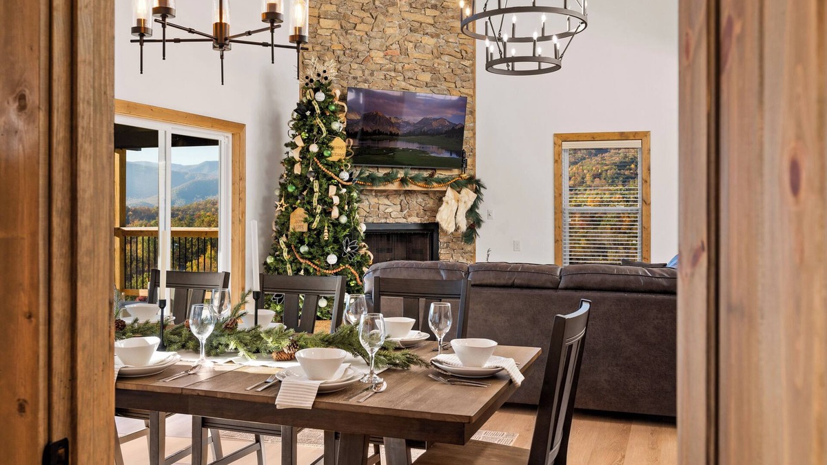 Chalet Village Cabin | September Sale-King Beds-Pool Table-Air Hockey-Pickle Ball-Christmas Decor