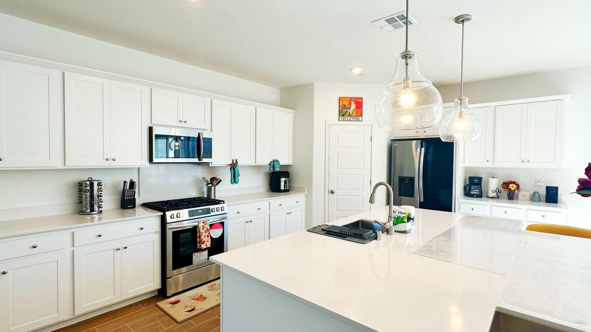 Visalia House | Sequoia Riverway Retreat, Visalia Central Home 4BR, 2.5 BTH. 45 mins to Sequoia
