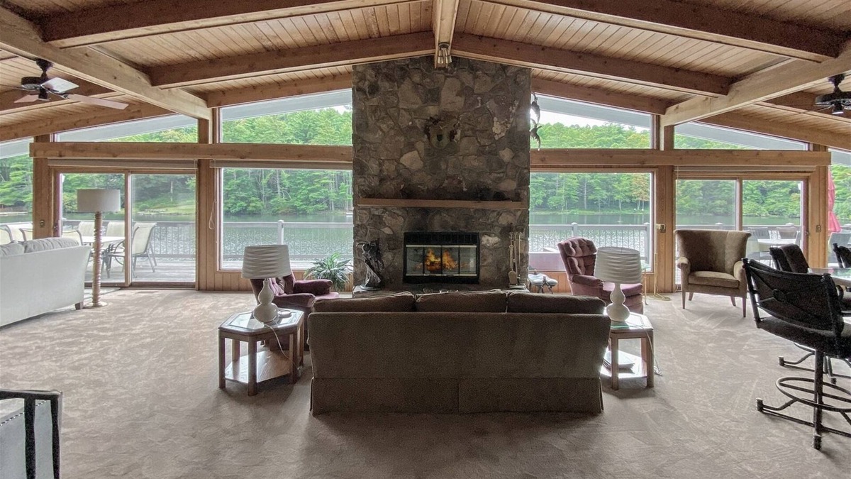 Lake Sequoyah Cabin | Sequoyah Lakeside Lodge | Spacious Lakefront Home with Kayaks directly on Lake Sequoyah