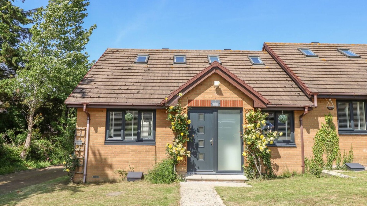 Freshwater Cottage | SERENDIPITY, family friendly, country holiday cottage in Freshwater