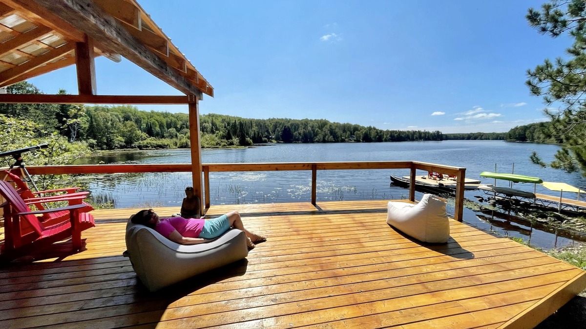 Hastings Highlands Cottage | Serendipity Lodge - 4 bed, lakefront, near Algonquin. Hot Tub and Sauna!