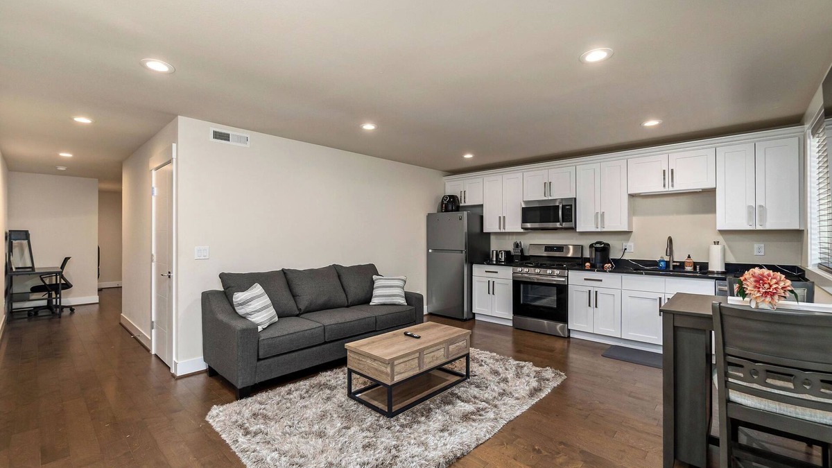 Highline Apartment | Serene 1 bedroom, 1 bath in Seattle