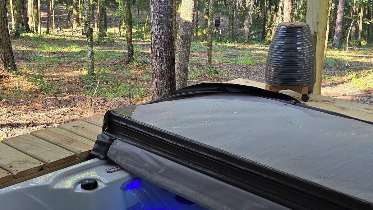 Eastabuchie House | Serene 2-bedroom Tiny house with AC in the Woods in Sumrall