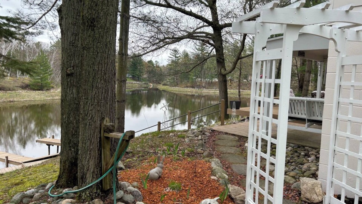 Gladwin Cottage | Serene 3-bedroom cottage with WiFi on Secord Lake in Gladwin