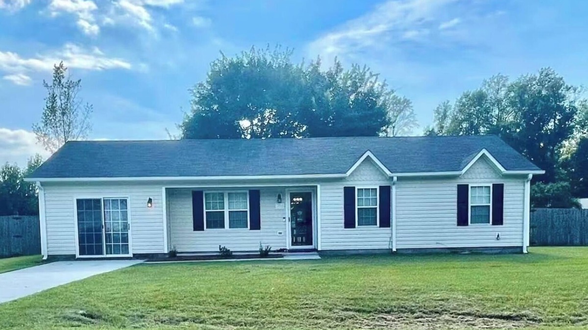 McCutcheon Field House | Serene 3-bedroom house w/big yard in Jacksonville