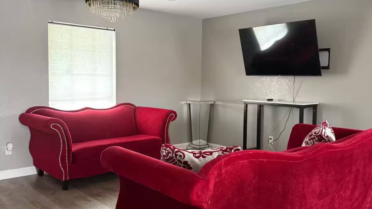 Edgebrook House | Serene 5-bedroom house with AC in vibrant Houston