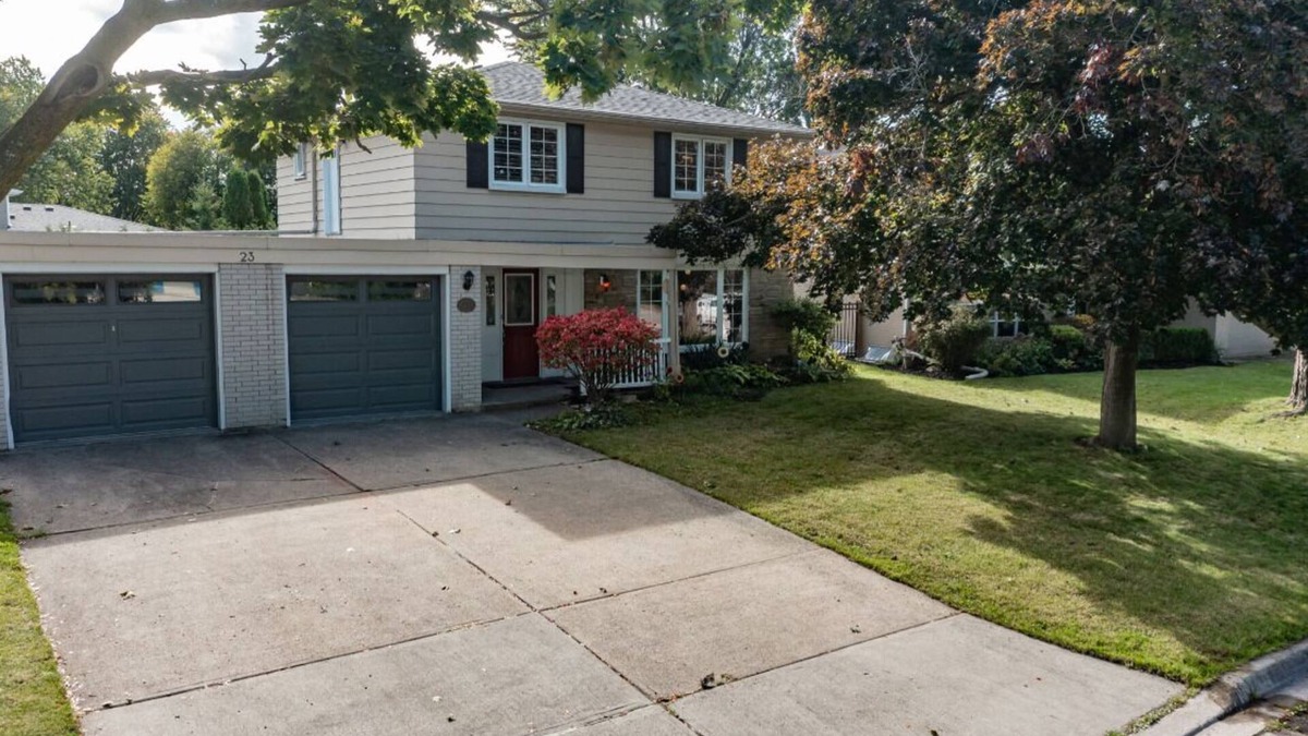 Brampton House | Serene 5BRM home. Pool and all-year hot tub. 17 minutes from YYZ.
