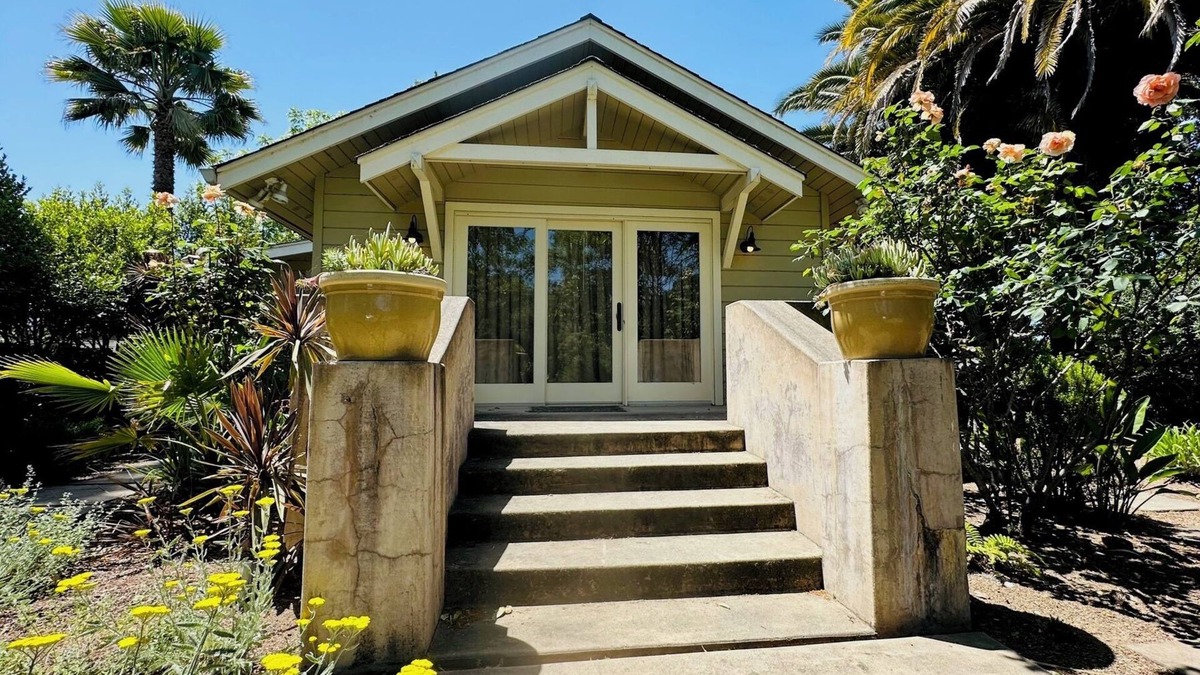 Calistoga House | Serene and Cozy 2-Bedroom House in Calistoga with Covered Patio