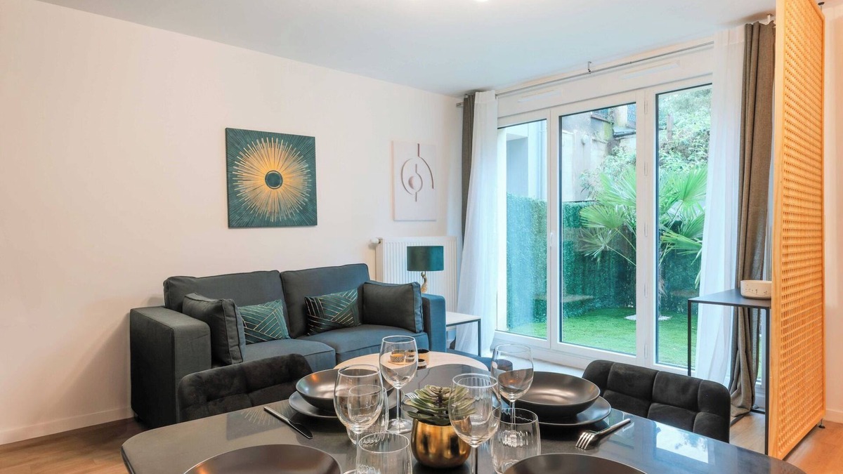 Montreuil Apartment | Serene break with terrace on the outskirts of Paris