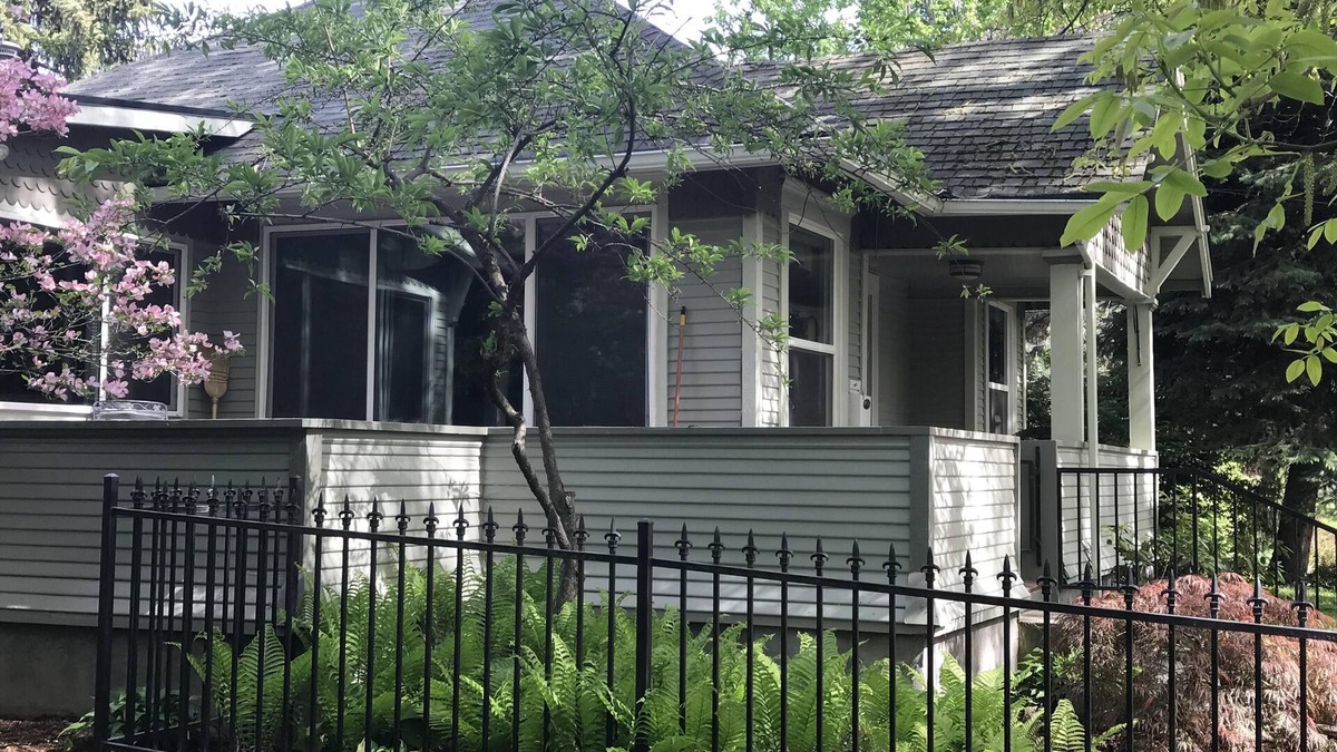 Walla Walla House | Serene Bungalow on tree-lined street