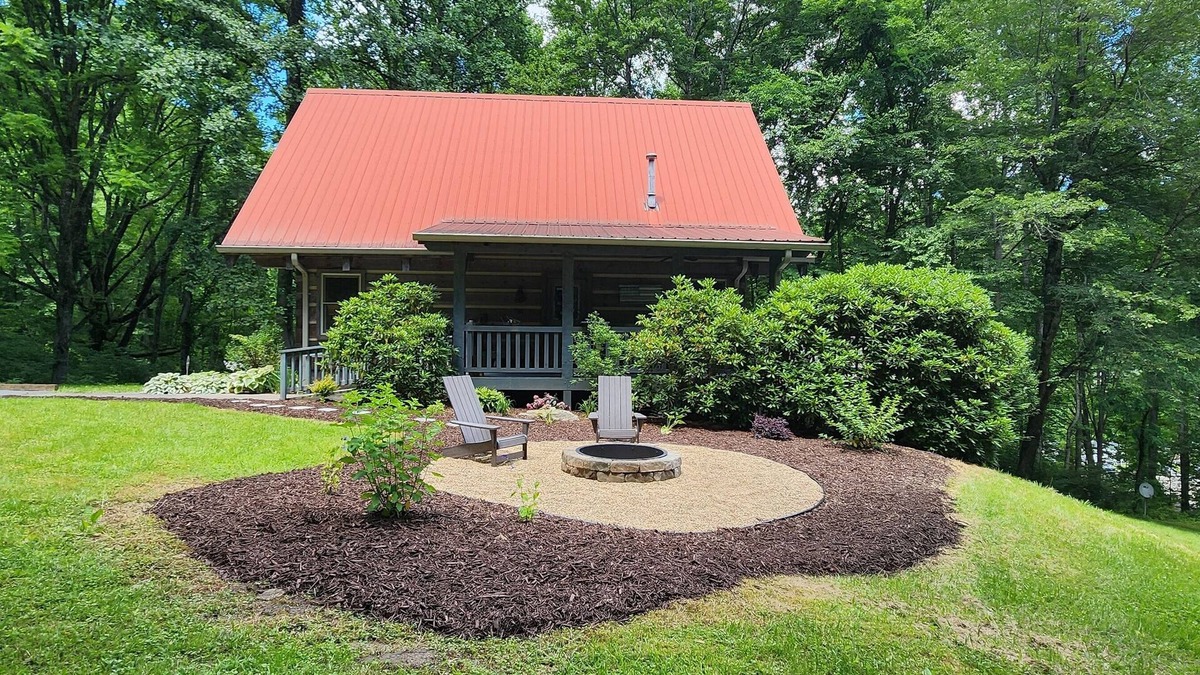 Cherokee Cabin | Serene cabin nestled amid the majesty of the Great Smoky Mountains