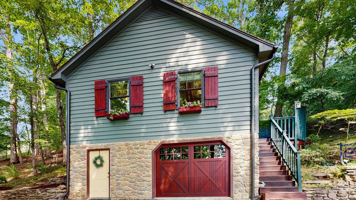 High Point Cottage | Serene cottage with fishing dock, lake views, deck, AC and kayak
