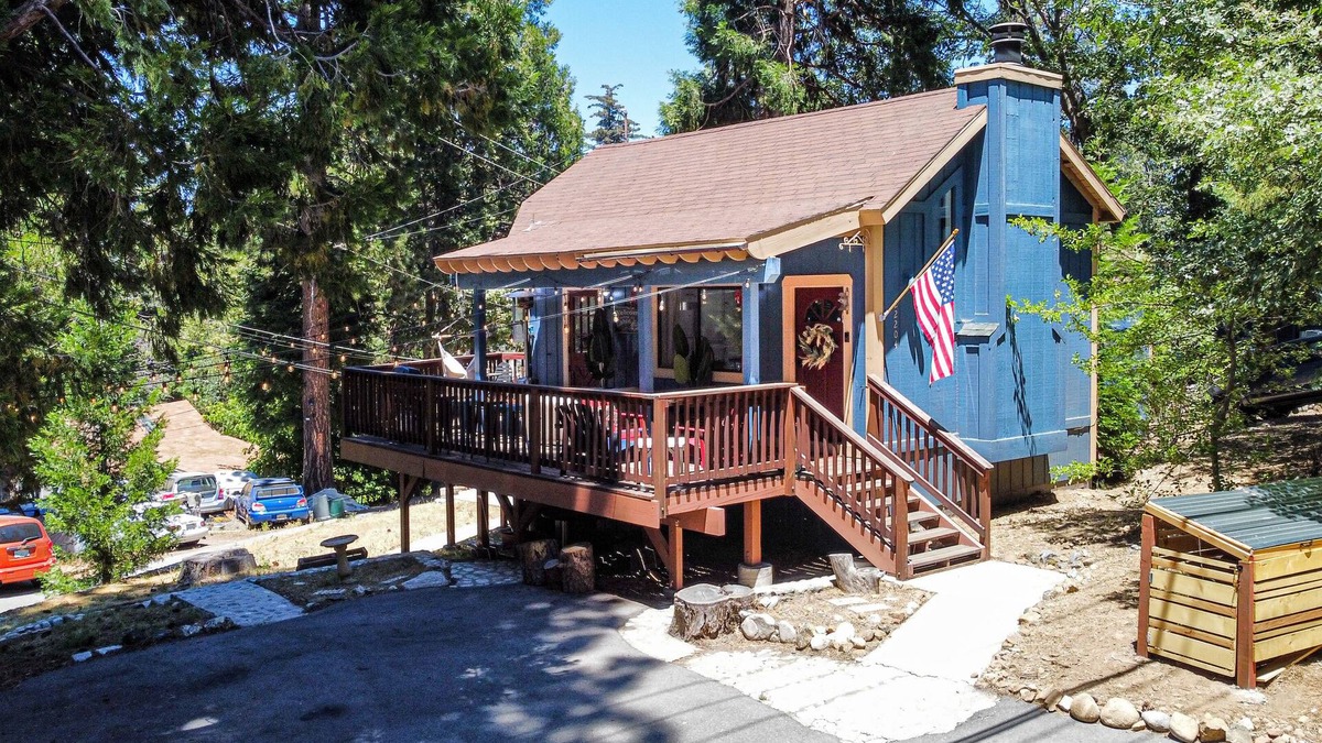 Cedarpines Park Cabin | Serene, Cozy, and Romantic Mountian Retreat with an Inflatable hot tub near lake