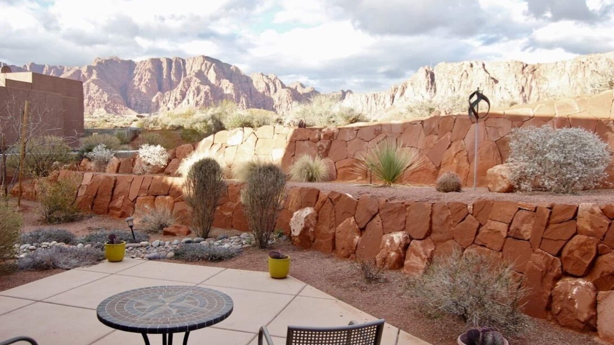 Kayenta Cottage | "SERENE DESERT GETAWAY CASITA" IN Kayenta VillagenViews of Red Rock Mt. Pets OK.