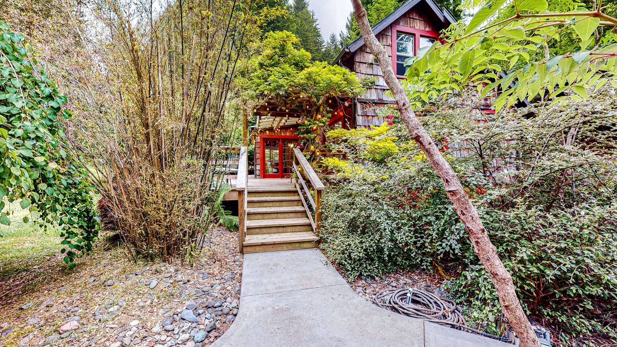 Humboldt Hill Cabin | Serene home with a game room, firepit, & grill