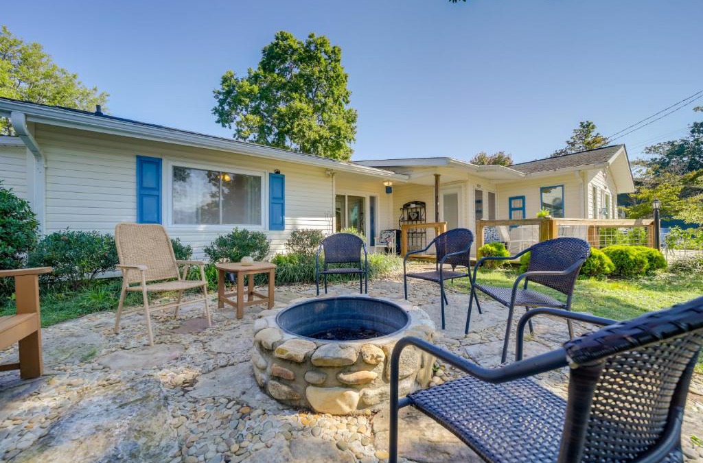 Lake Junaluska Apartment | Serene Lake Junaluska Gem Deck and Mountain Views