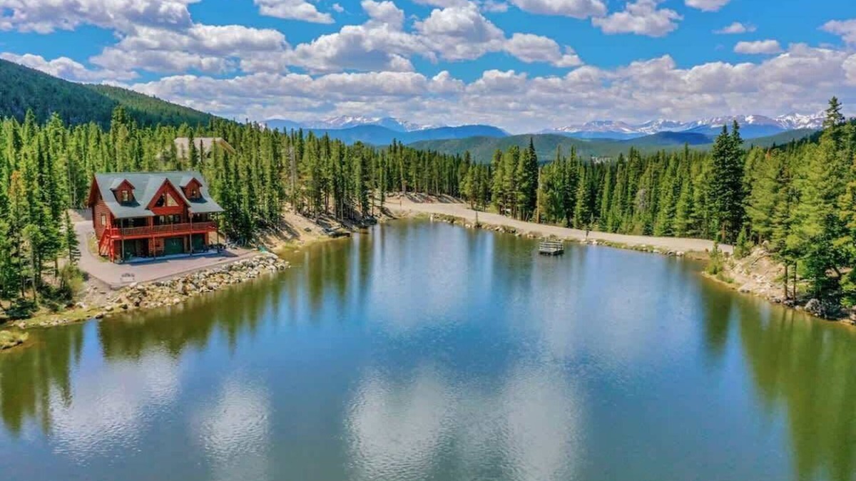 Saint Mary's Cabin | Serene Lakefront Cabin-St Mary's Glacier-Hot Tub