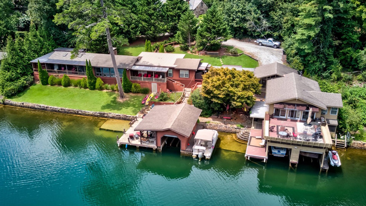 Lakemont House | Serene lakehouse with hot tub, kayaks, dock, fireplace, & washer/dryer