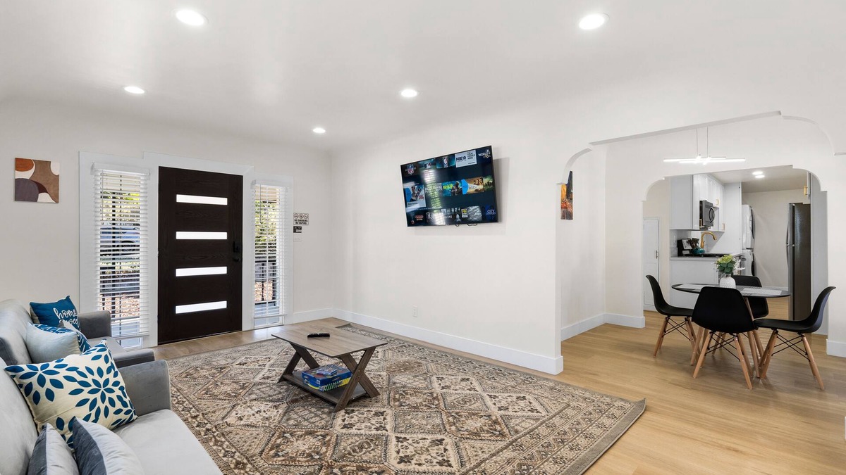 Winter Gardens House | Serene Lakeside Getaway-Sleeps 8