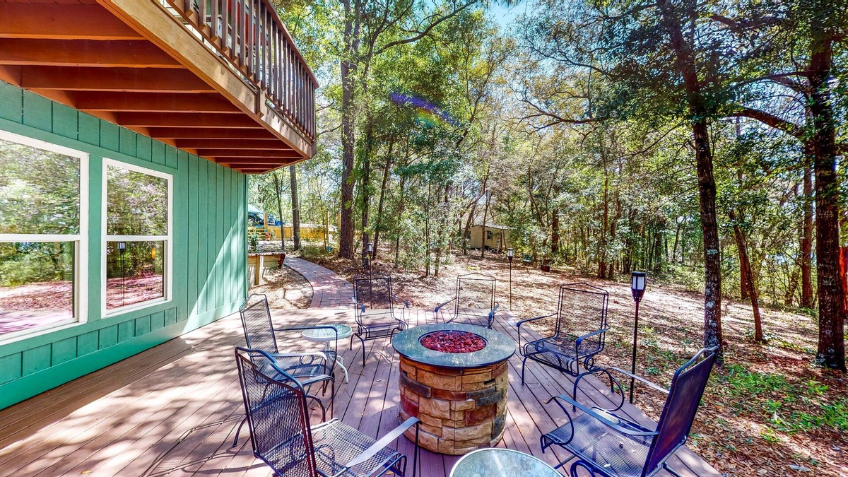Chipley House | Serene lakeside home with modern upgrades, kayak