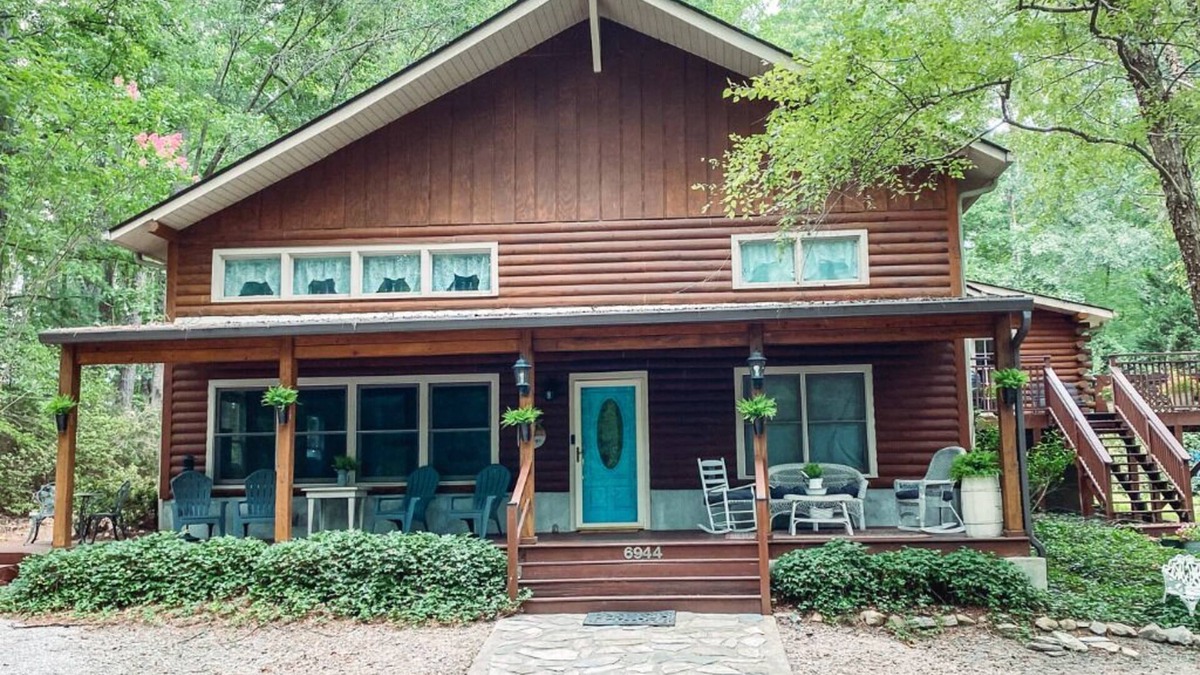 Cary Cabin | Serene Log Cabin Haven: Experience Rustic Charm in Cary- families welcome!