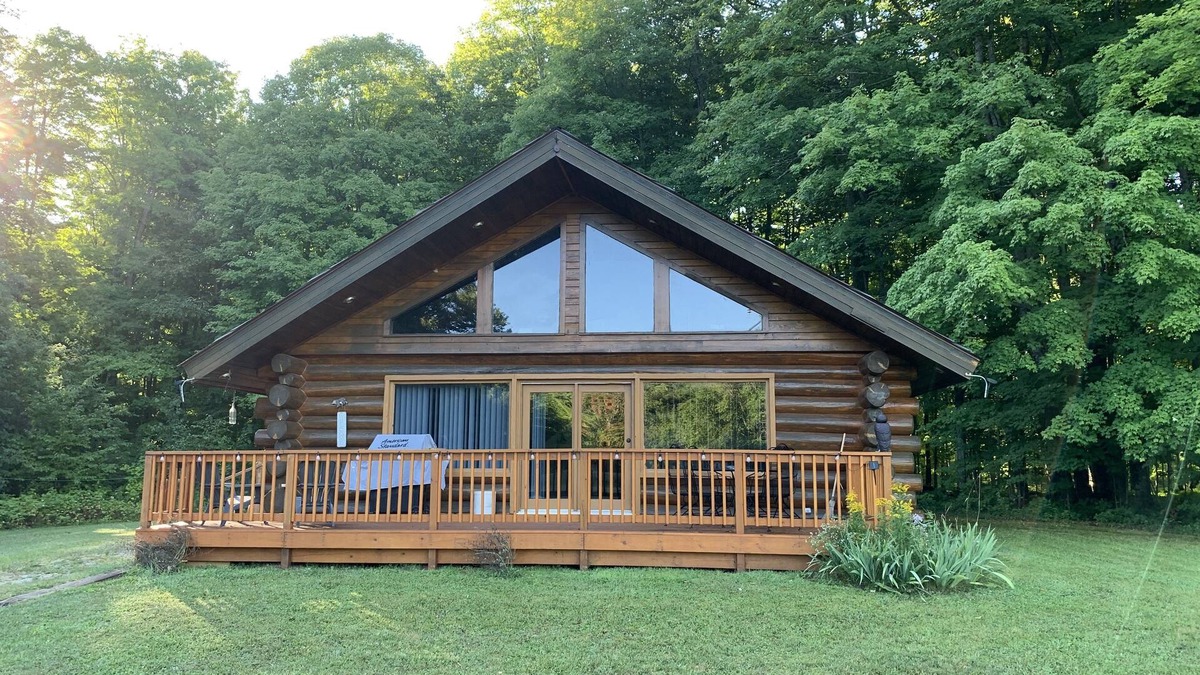 Bruce Crossing Cabin | Serene Log Cabin Getaway! Close to Hiking, Snowmobile And Four Wheeler Trails.
