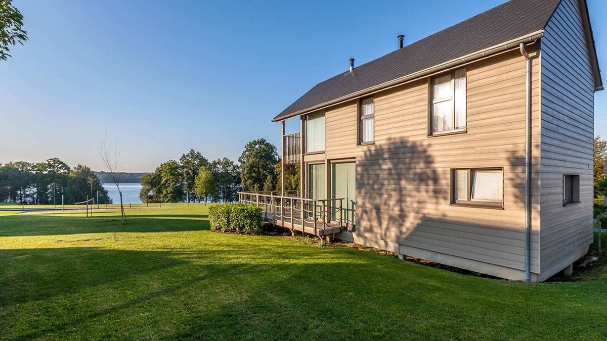 Froidchapelle Villa | Serene Luxe Lakeside Stay