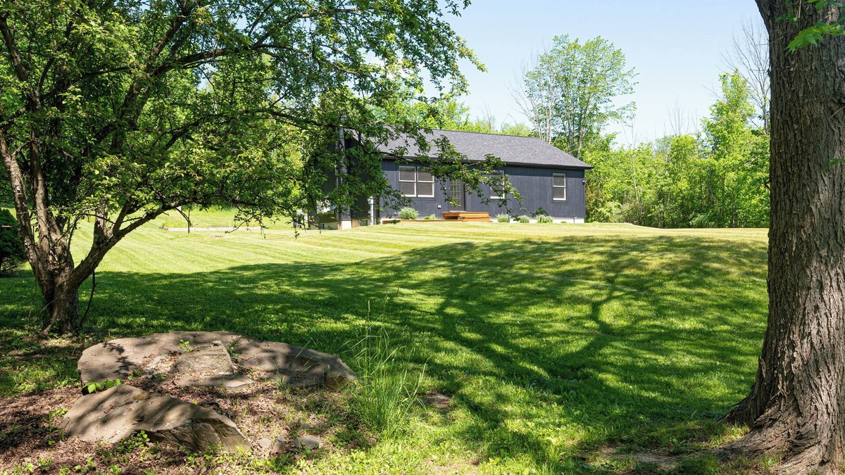 Gardiner House | Serene Mid-Mod Ranch on 2 Acres in Gardiner
