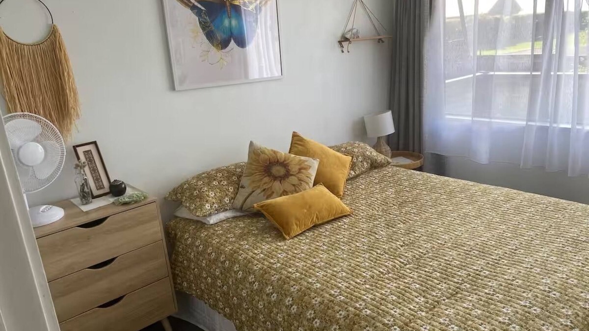 Waitara House | Serene near the sea