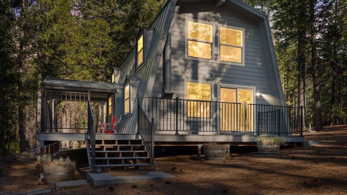 Nevada City Cabin | Serene pine forest basecamp in marvelous Nevada City with WiFi, AC