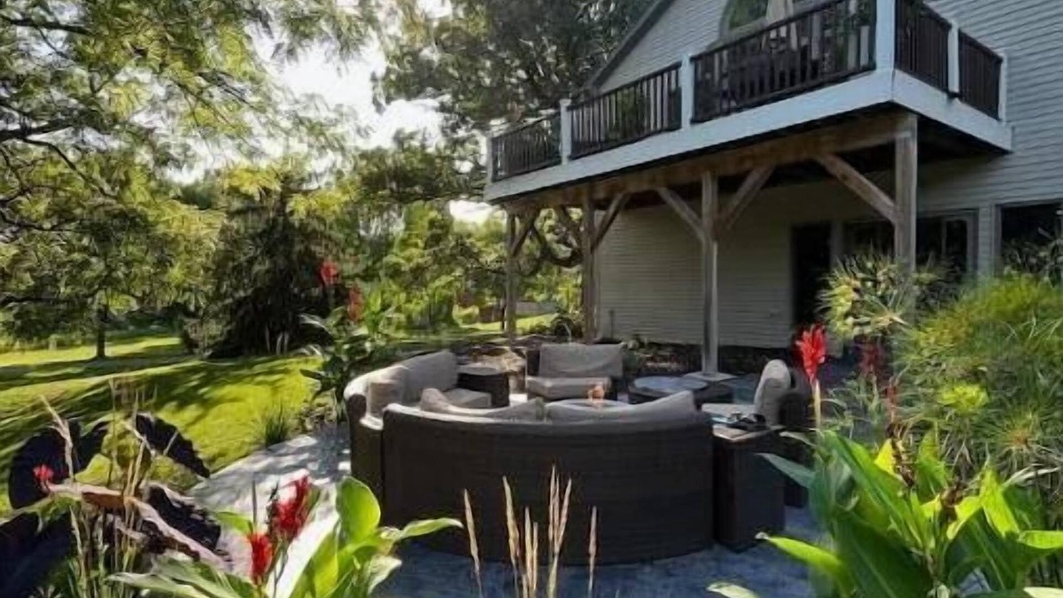 Butte Des Morts House | Serene property close to EAA