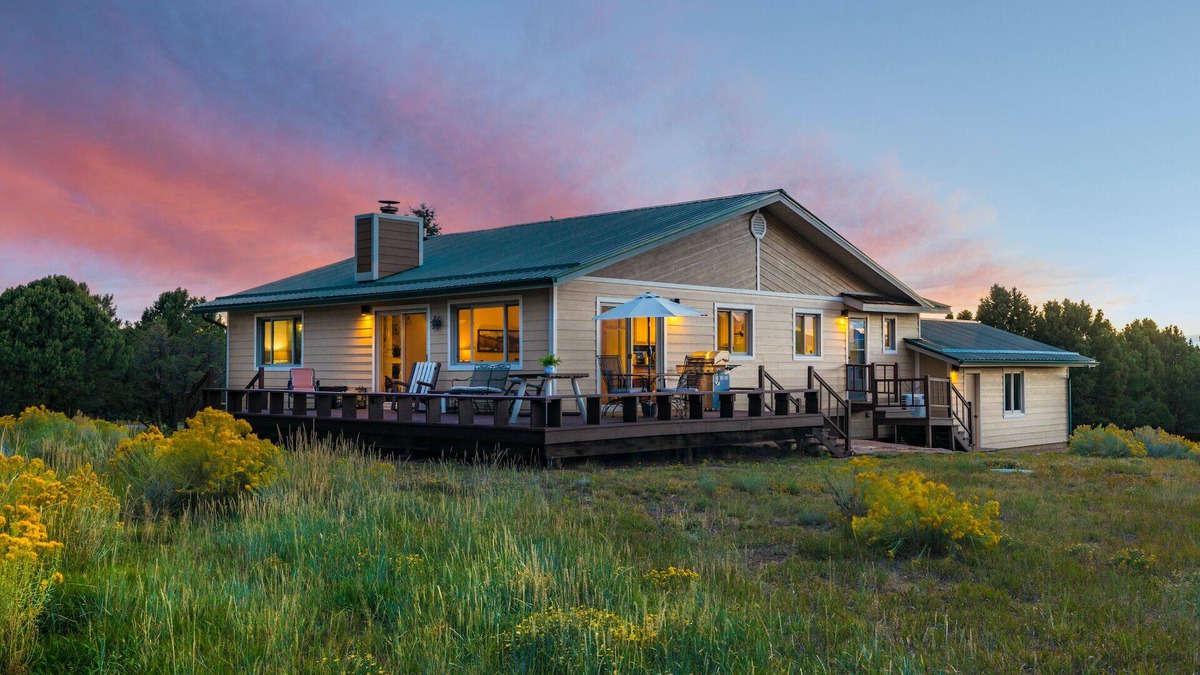 Loghill Village House | Serene Ranch Home-On Log Hill Mesa-Mountain Views & A/C STR2024-045