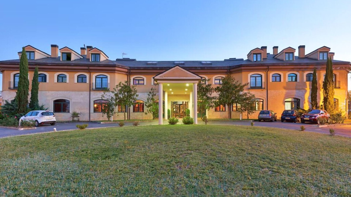 Cebreros Hotel | Serene Room with Stunning Views Near World Heritage Ávila