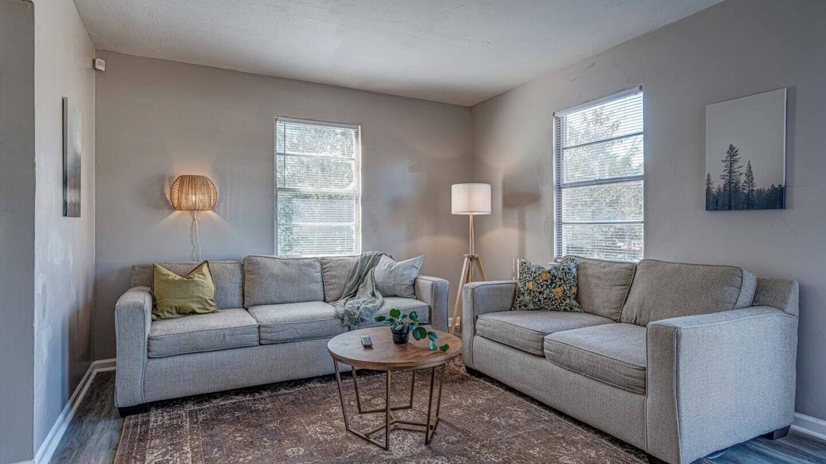 Whitehaven House | Serene Simplicity: Close to I-55 Graceland Airport