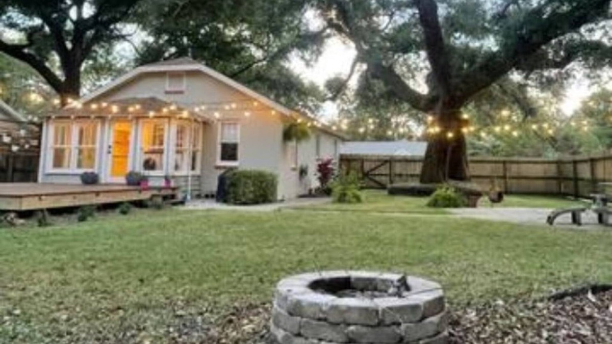 East Pensacola Heights House | Serene & Stylish Private Cottage Near Beach, Downtown, and Local Eats. 2bed/1ba