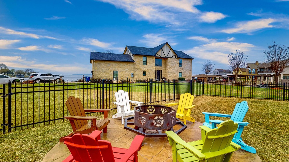 West Livingston House | Serene, updated lakefront retreat with fenced yard
