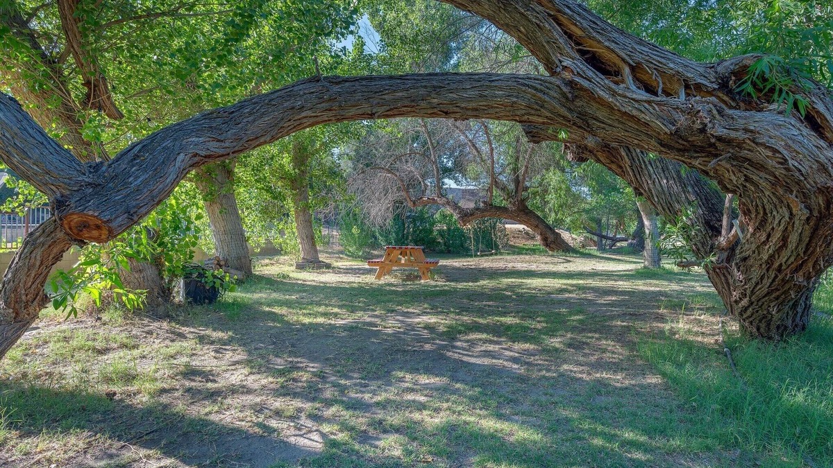 Bakersfield House | Serene Waterfront Getaway-Relax by the River