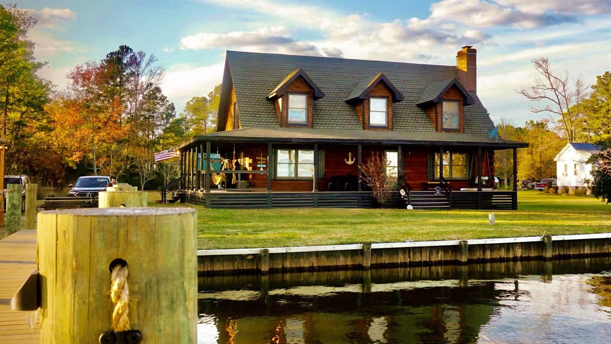 Currituck Cabin | Serene waterfront retreat w/private dock & kayaks