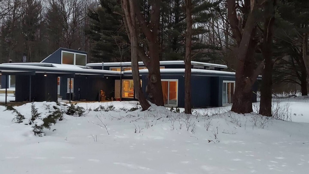 South Haven House | Serene Wooded Retreat 🩴 Private Pool: Walk to Beach